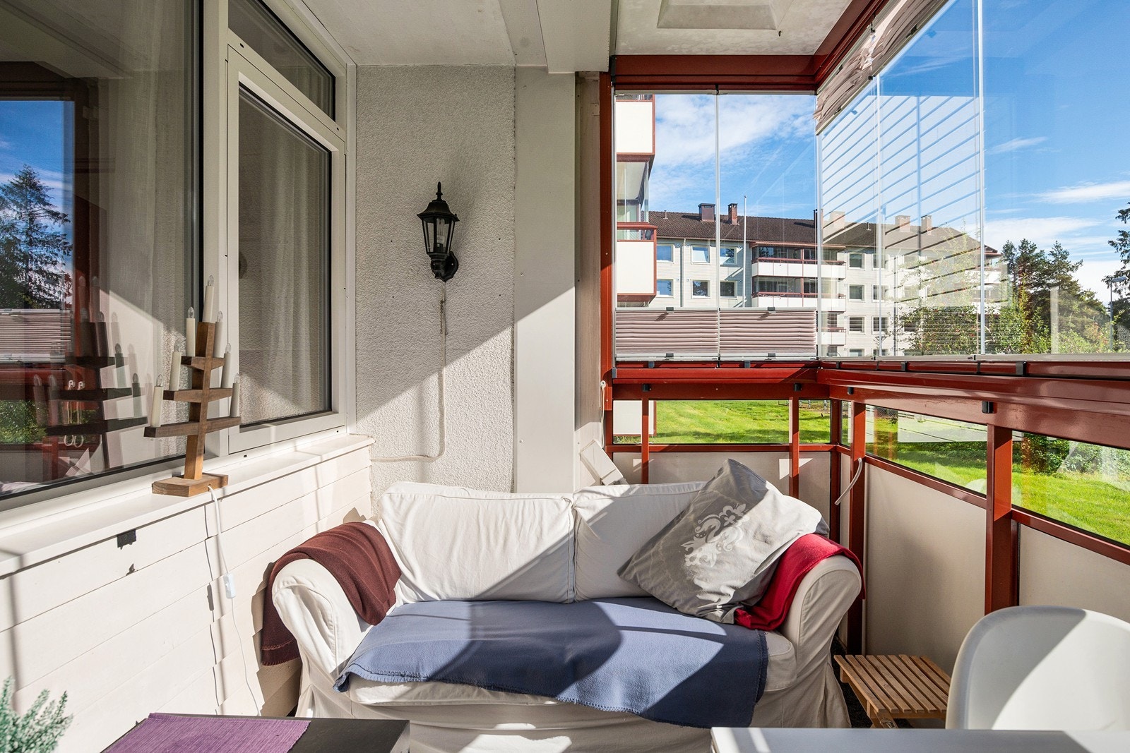 På balkongen er det god plass til møblering med en koselig sittegruppe Galleribilde