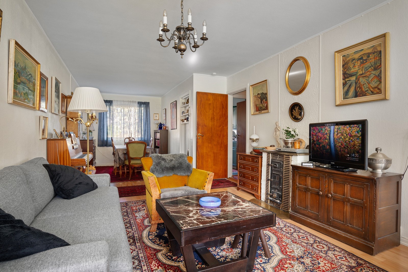 Hyggelig sofakrok med god plass til sofa, stuebord og annet tilhørende møblement Galleribilde