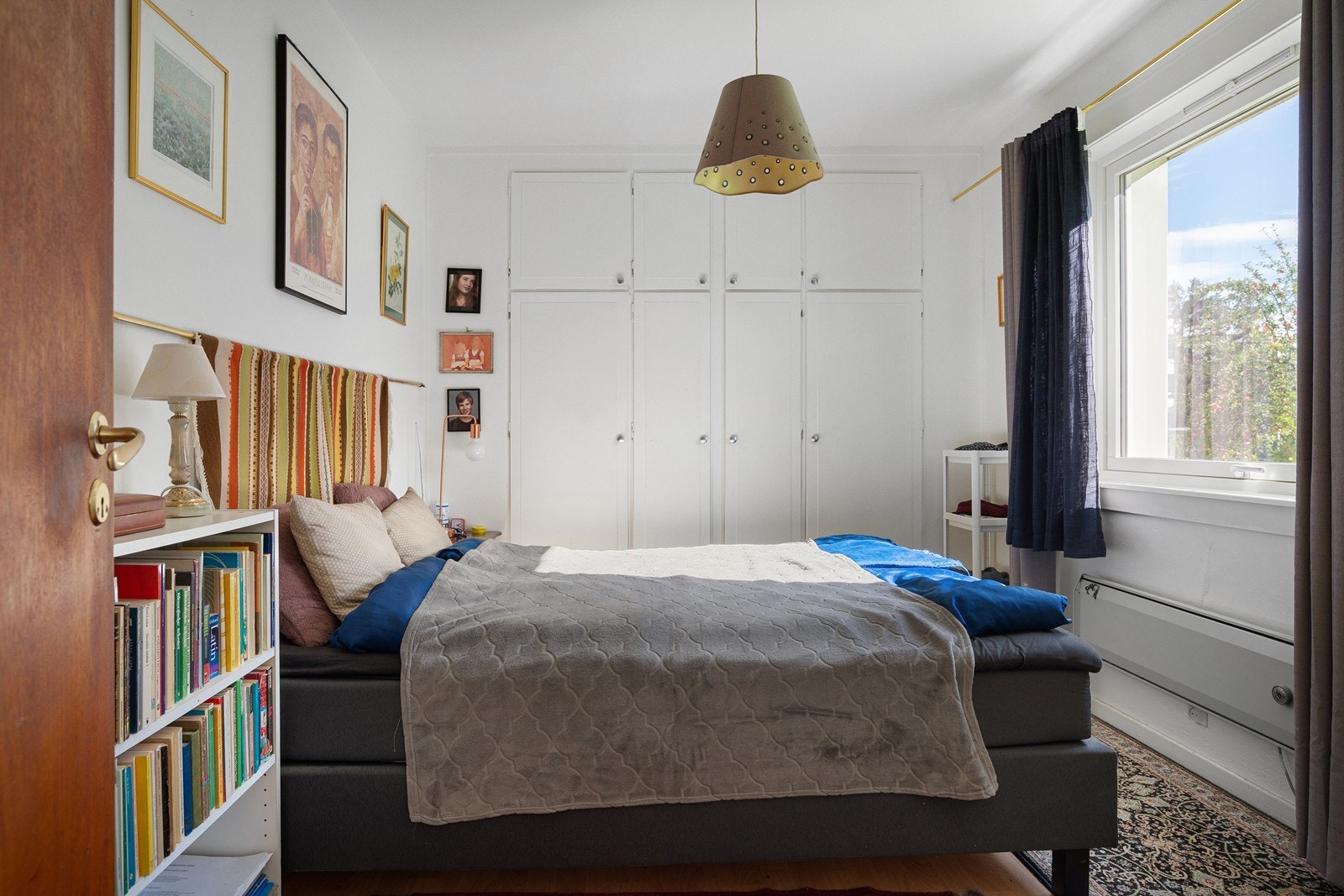 Hovedsoverommet er meget romslig og har god plass til stor seng og tilhørende møblement Galleribilde