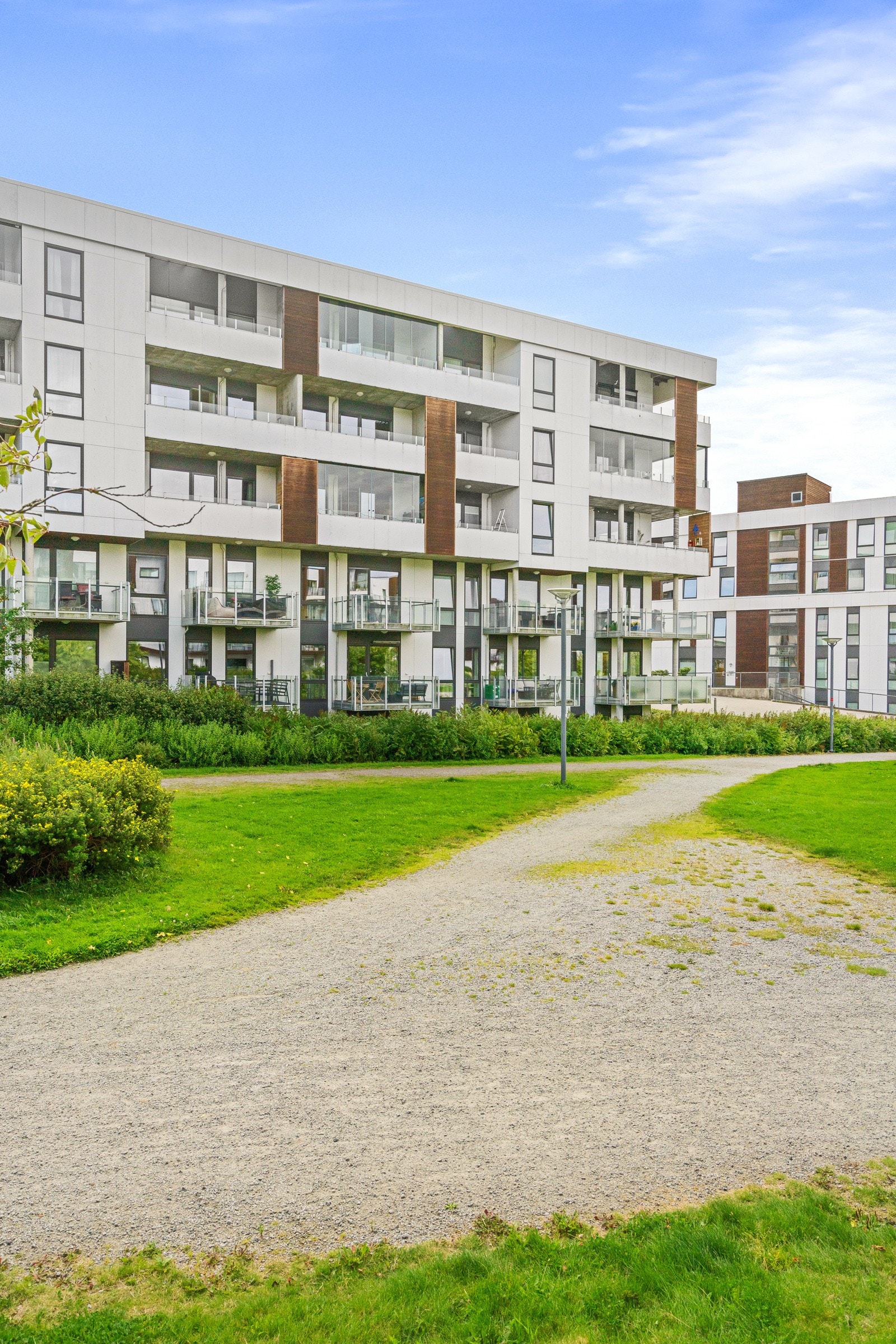 Uteområdet er pent opparbeidet med grøntareal, sitteplasser, lekeplass og beplantning. Galleribilde