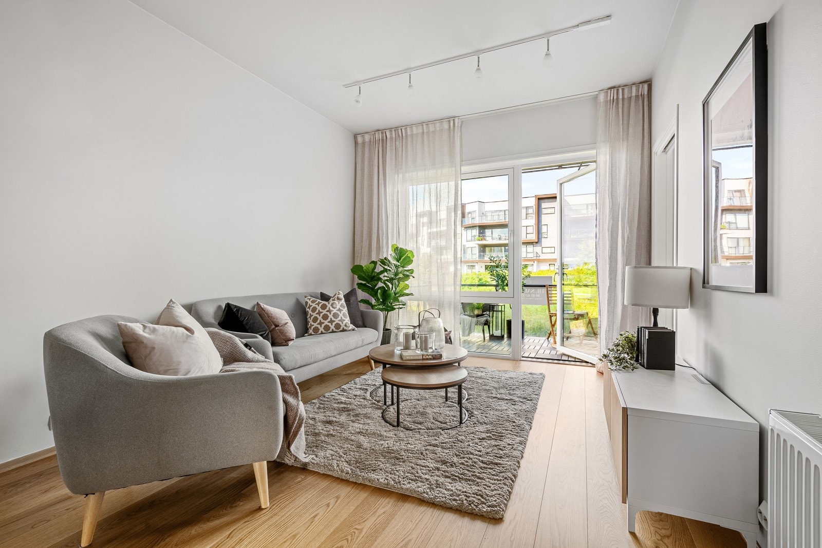 Stor og lys stue som enkelt lar seg møblere. Galleribilde