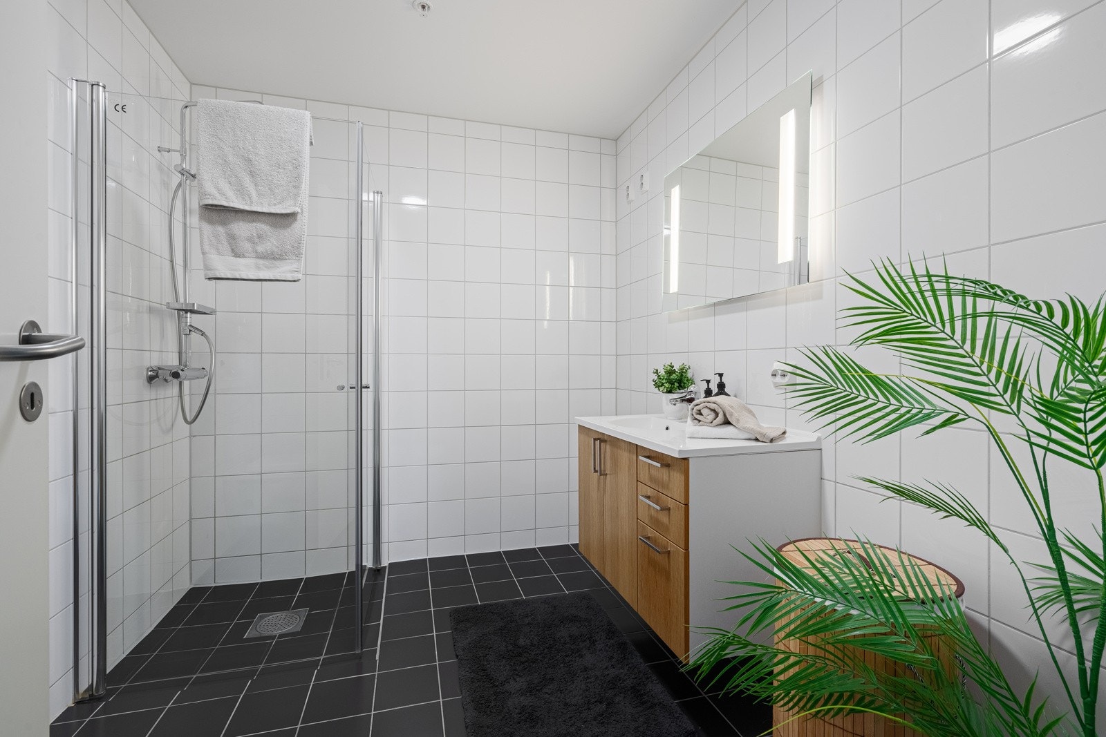 Innbydende flislagt bad med varmekabler. Galleribilde