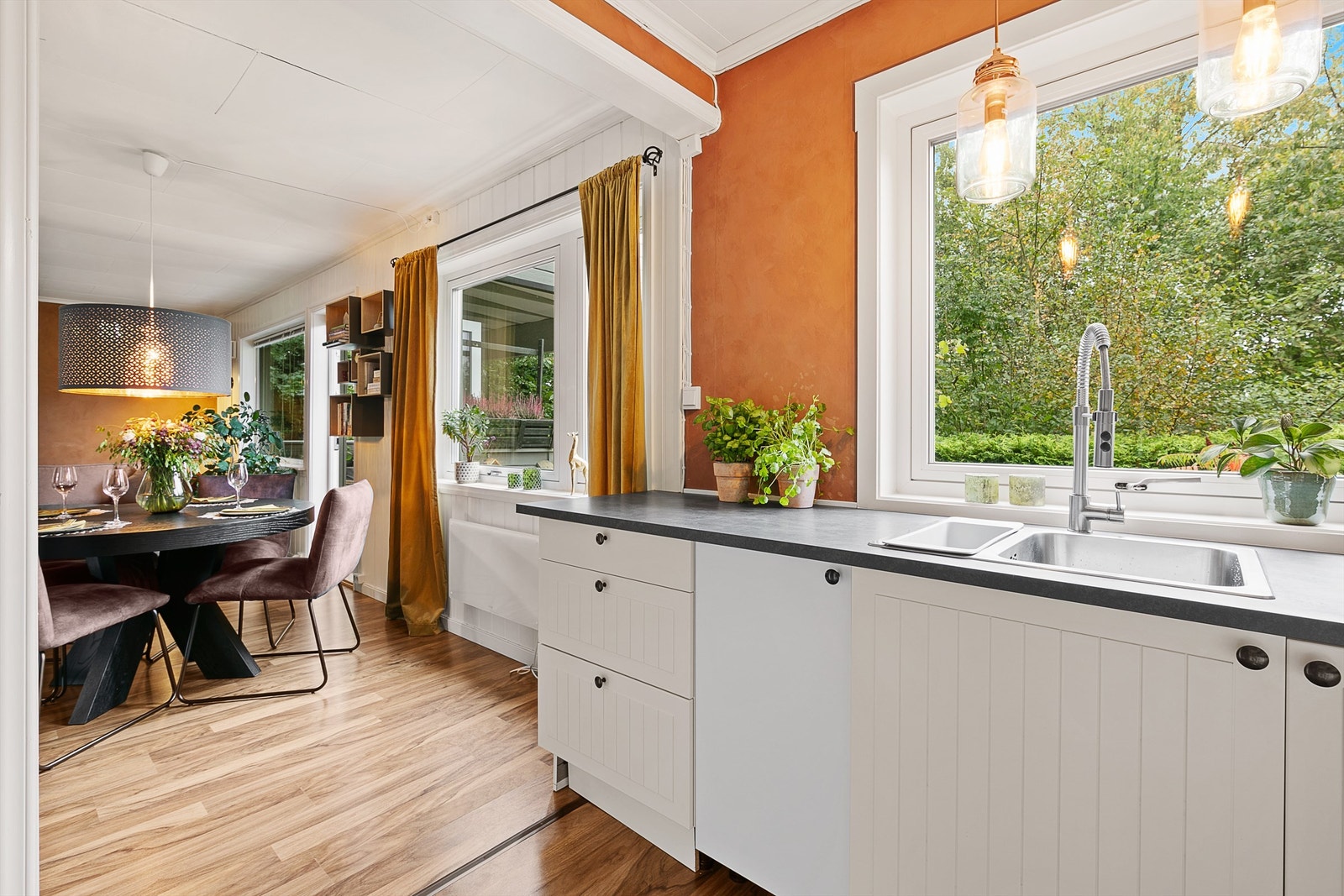 Moderne leilighet med gjennomgående god standard. Malt panel og slette vegger i moderne tidsriktige farger og en god planløsning. Galleribilde