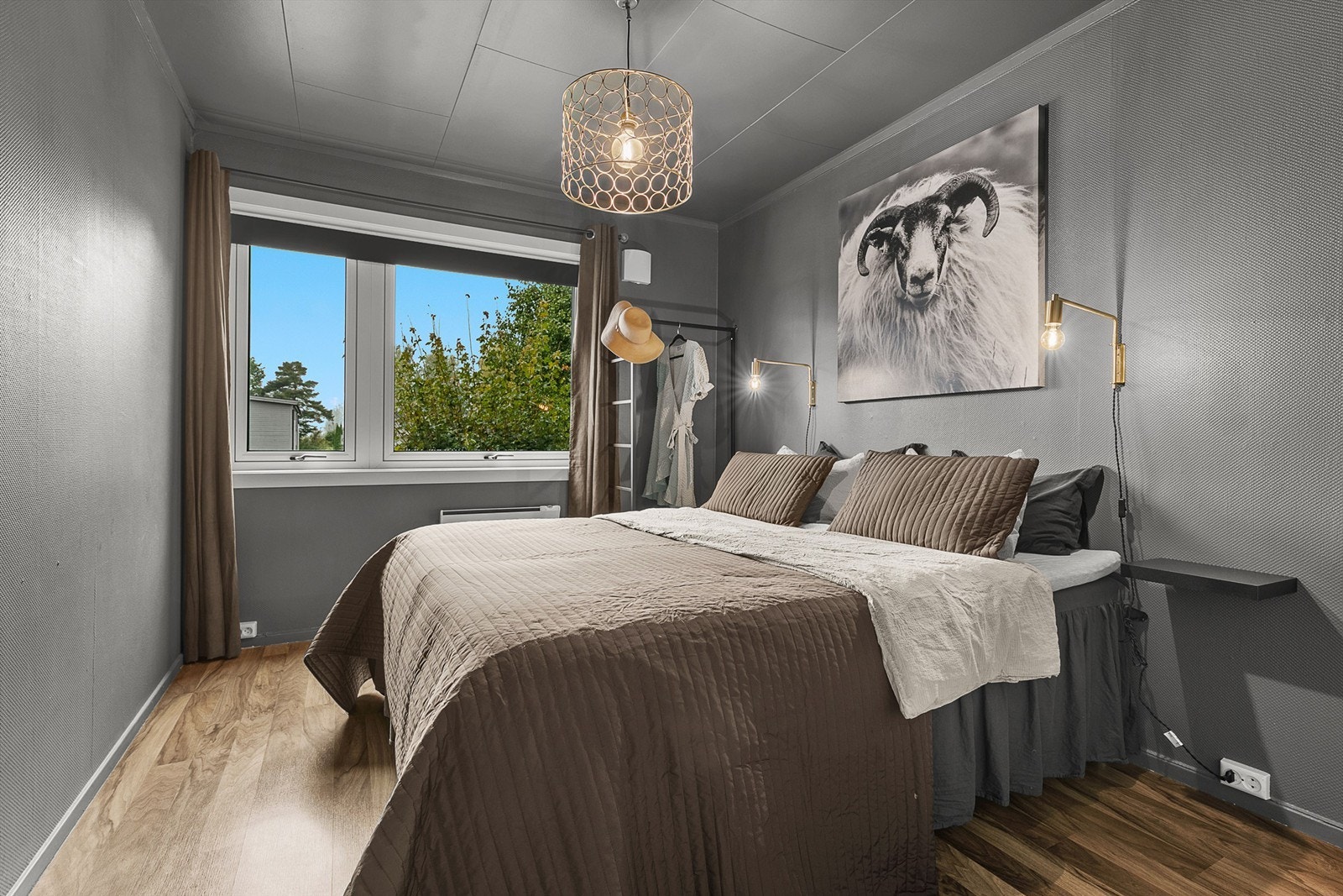 Leiligheten har 3 soveorm, hvor dette er hovedsoverommet. Galleribilde