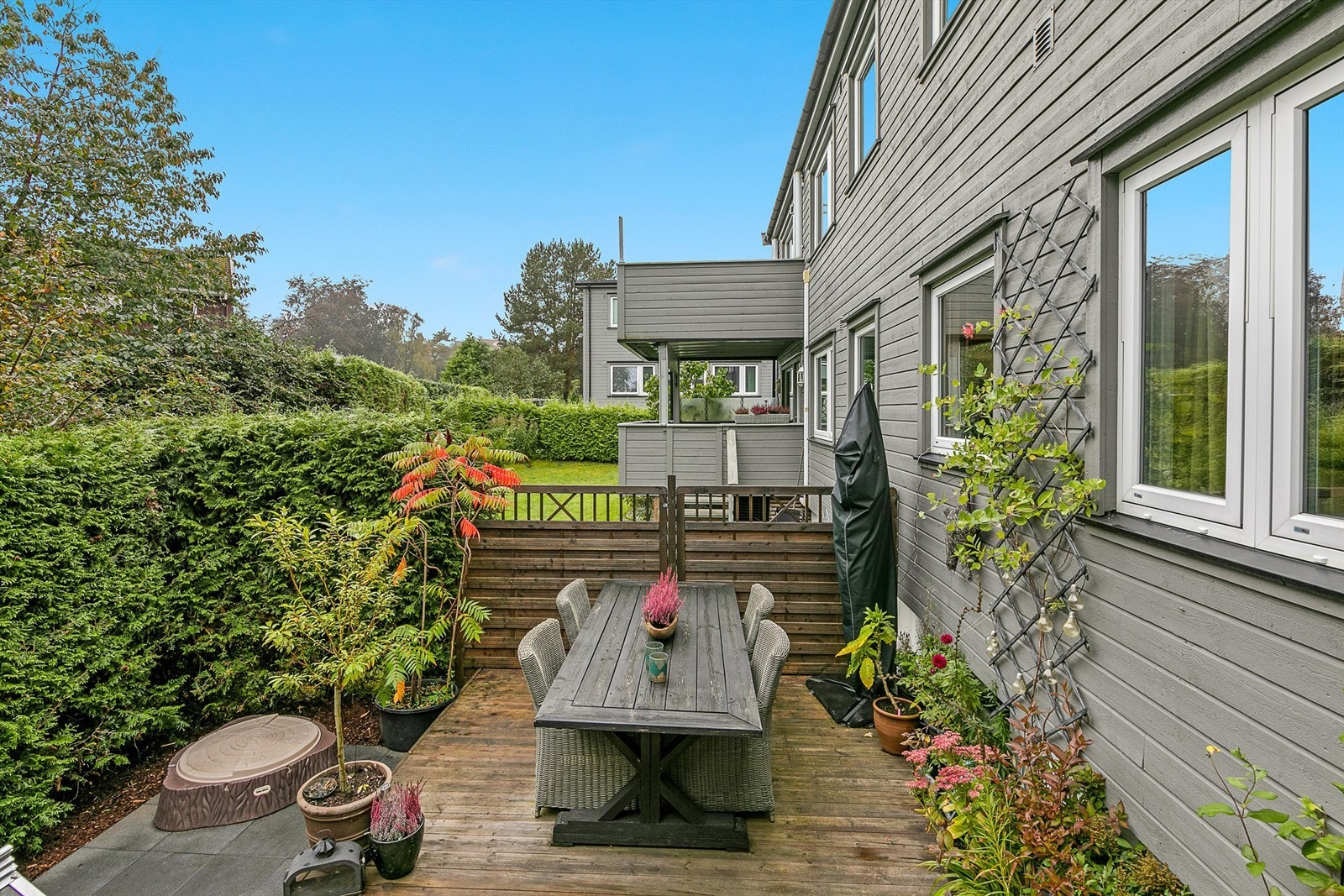 Leiligheten ligger i første etasje med terrasse og platting. Usjenert og koselig uteplass. Galleribilde