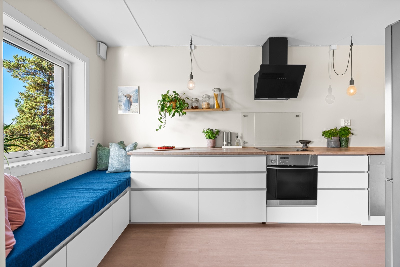 Lys IKEA-innredning med glatte fronter og mye skap- og benkeplass Galleribilde