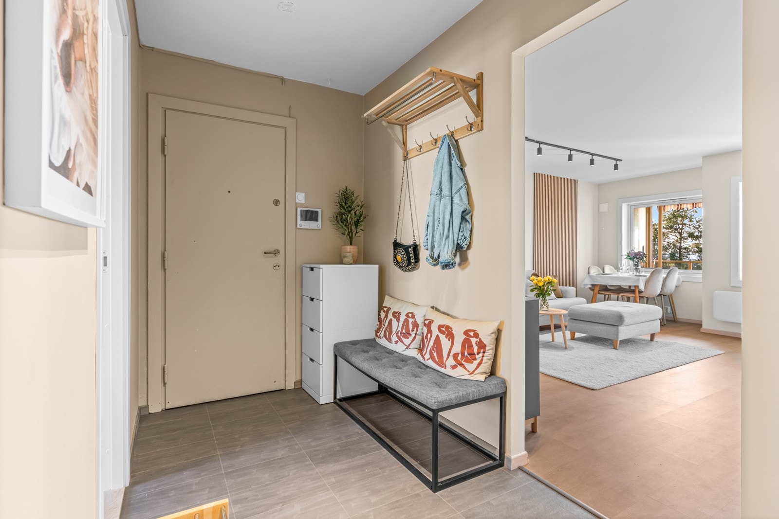 Det er fin plass til knaggrekke og skoskap i entréen Galleribilde