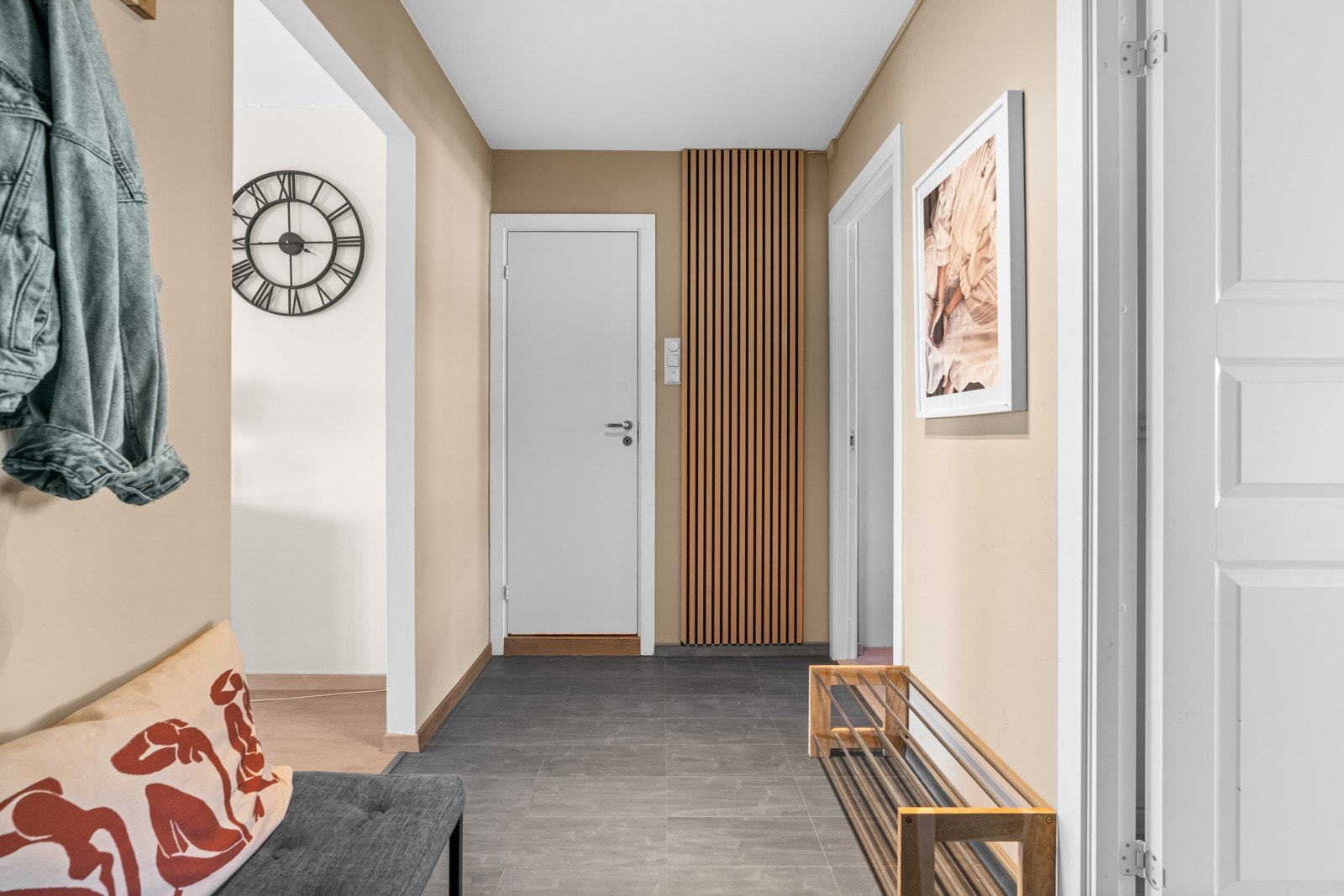 Lys og innbydende entré med laminat gulv og glatte malte veggflater Galleribilde