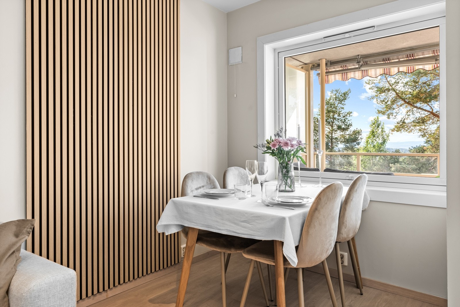 Ved vinduet i stuen er det fin plass til spisebord, her kan man nyte hyggelig utsyn over nærområde Galleribilde
