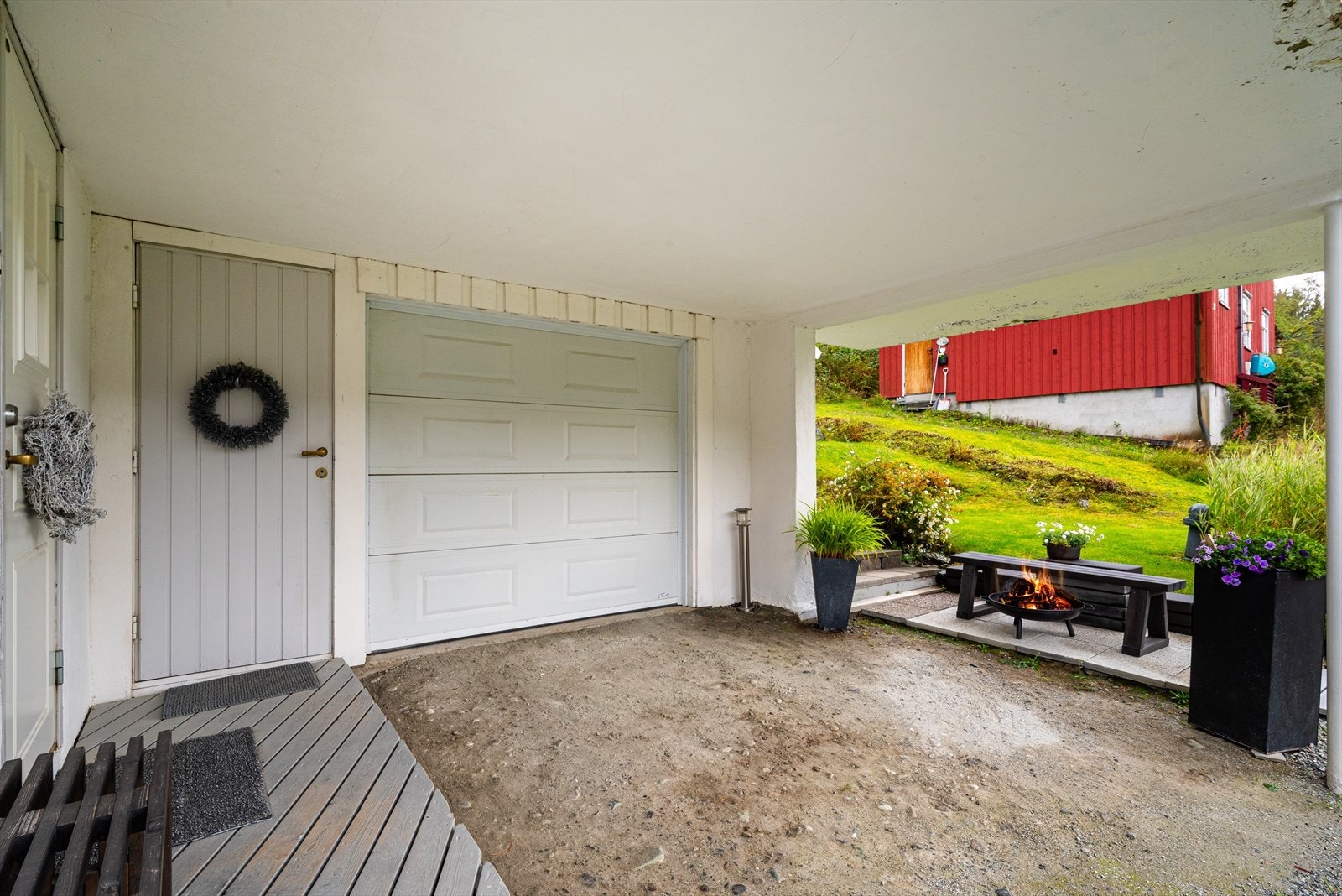 Inngangsparti og garasje i sokkel Galleribilde