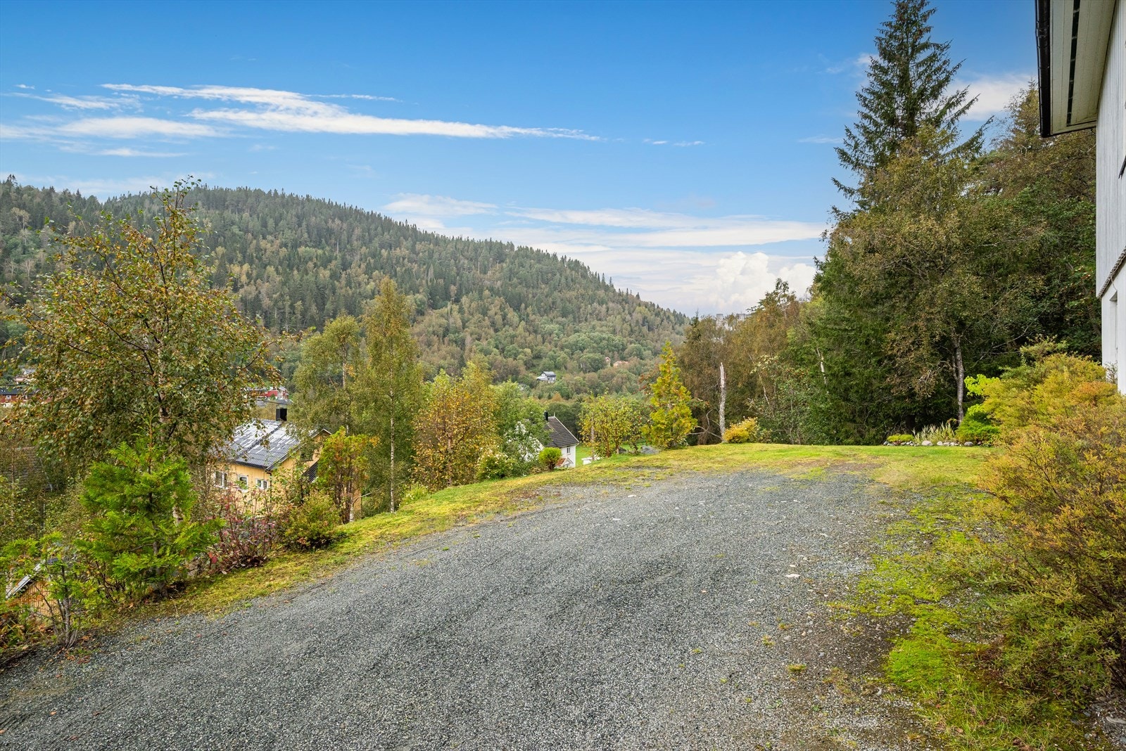 Oppstillingsplass for biler på tomten Galleribilde