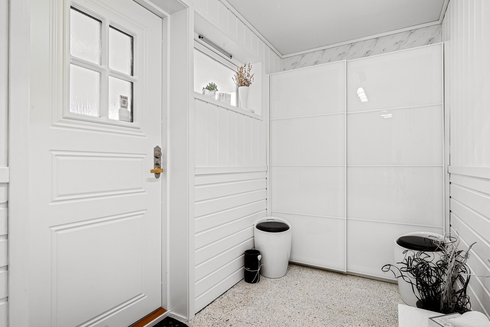 Inngangsparti i sokkel. Ved enkle grep kan en lage utleie i sokkel Galleribilde