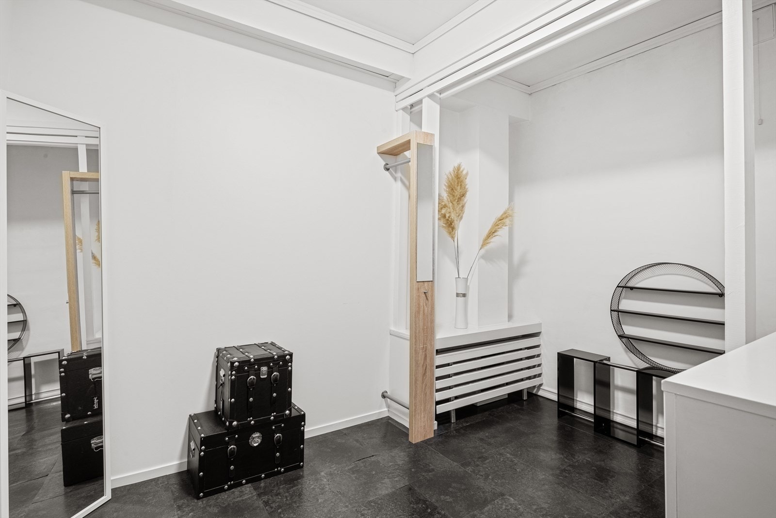 Garderoberom i sokkel ved trapp Galleribilde