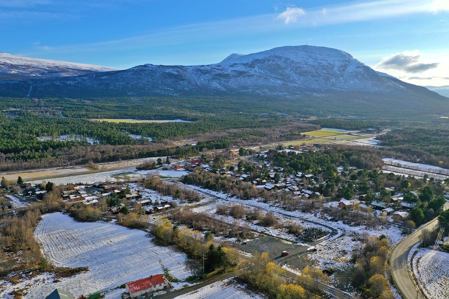 Både sentrum, skiheis, skiløyper, golfbane og turterreng ligger i nærheten Galleribilde