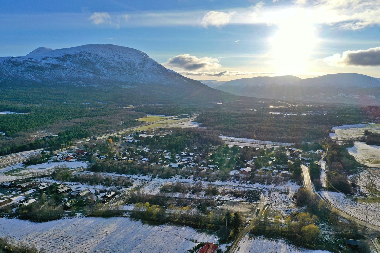 Trøa Hyttegrend ligger ca. 2,5 km nordøst for sentrumskjernen Galleribilde