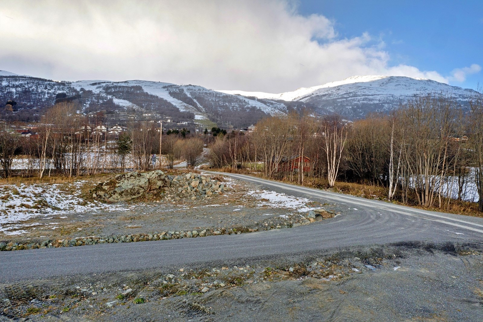 Mot skiheisene i Stølen fra tomt 7 Galleribilde
