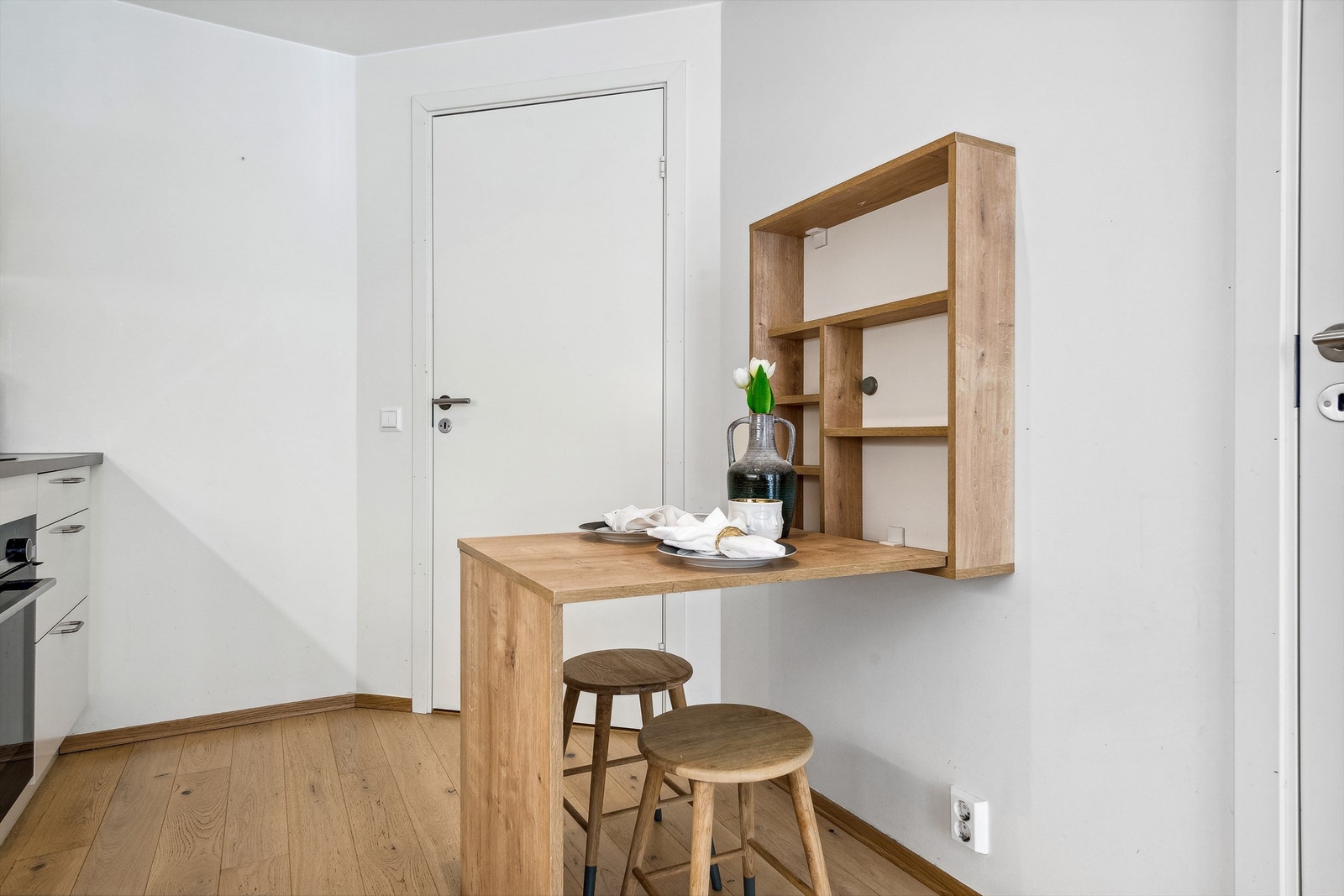 Praktisk spiseplass som kan foldes inn for plassbesparelse. Galleribilde