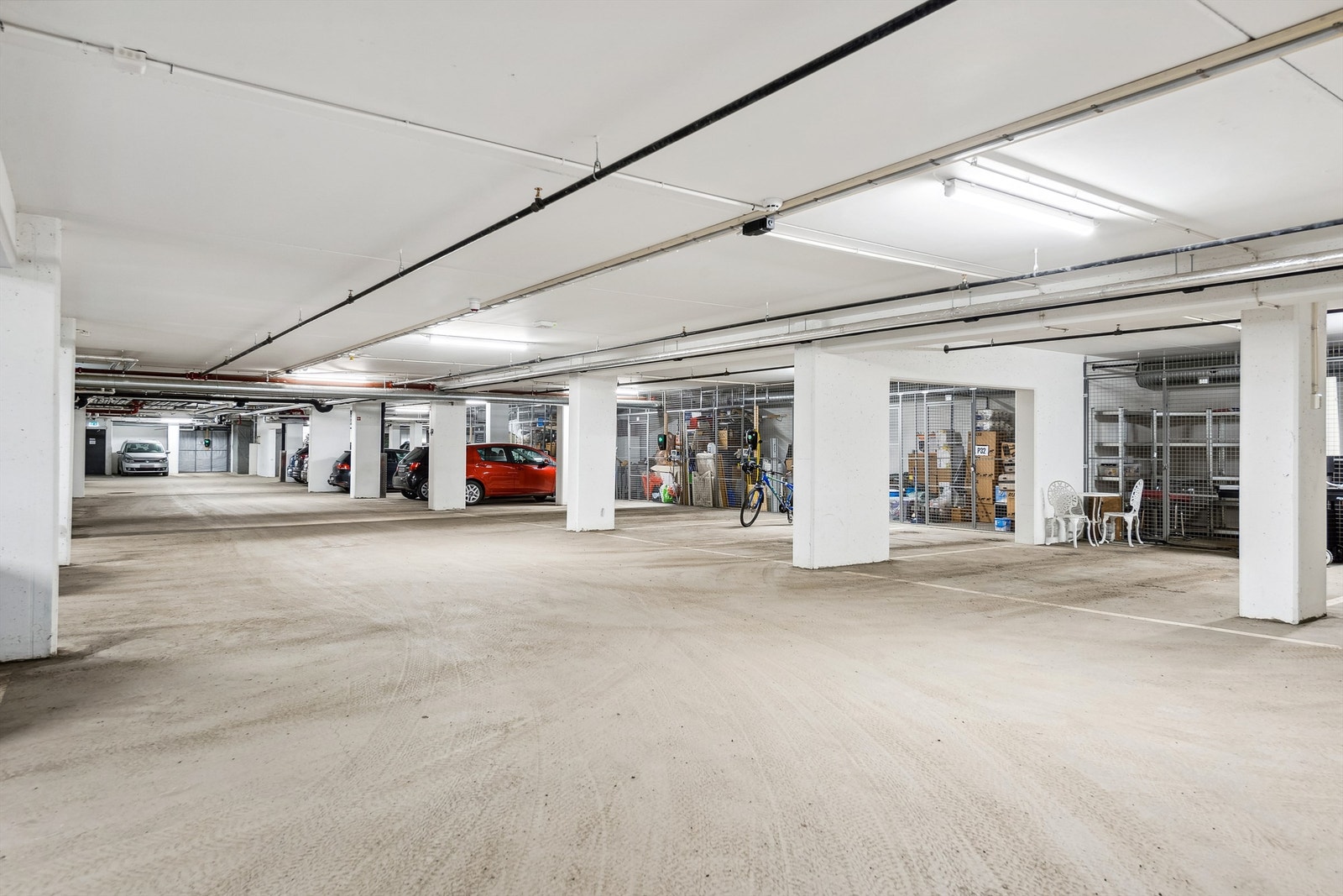 Det følger med parkeringsplass i felles garasjeanlegg. Galleribilde