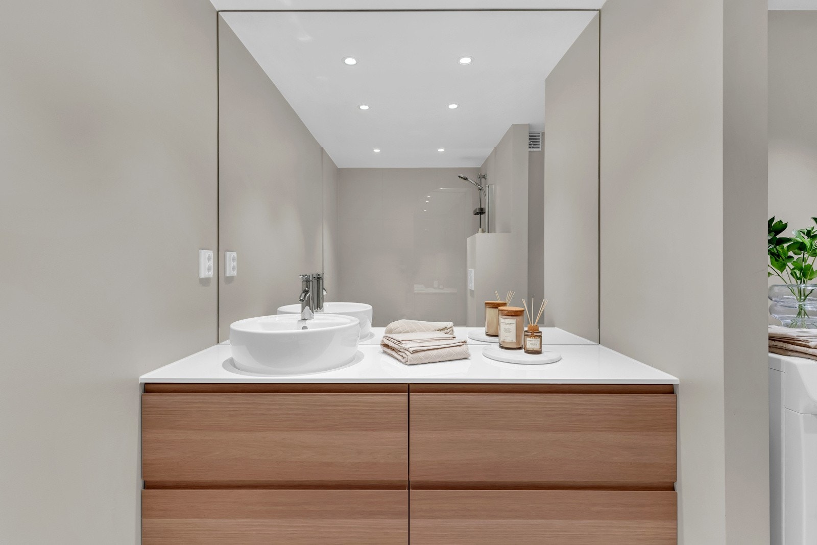 Leiligheten har to bad fra byggeår, begge ble overflateoppusset med flis på flis i 2020 ifølge forrige eiers opplysninger. Galleribilde