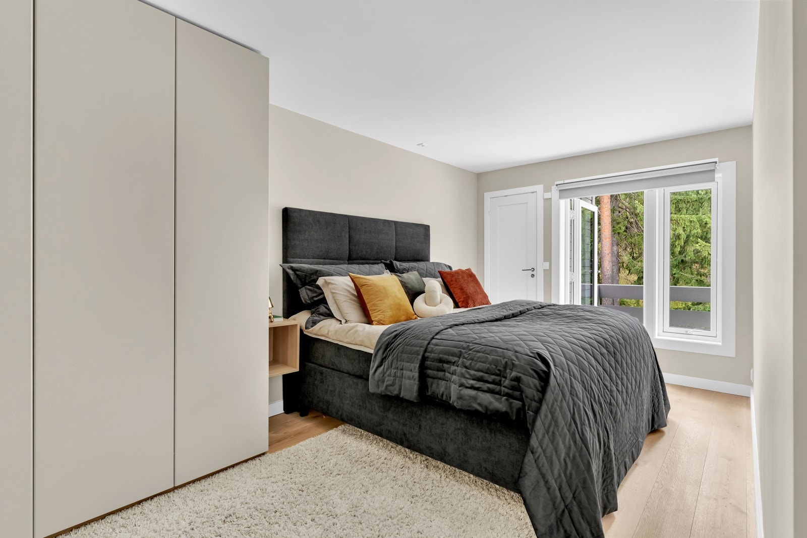 Hovedsoverommet har plass til stor dobbeltseng og tilhørende nattbord. Galleribilde