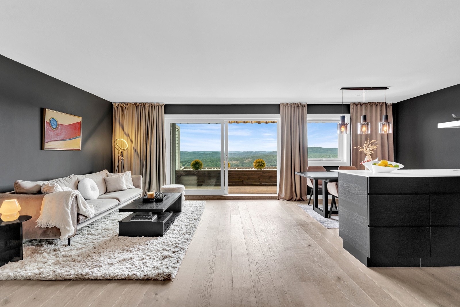 Stuen oppleves som romslig med god takhøyde og store vindusoverflater. Galleribilde