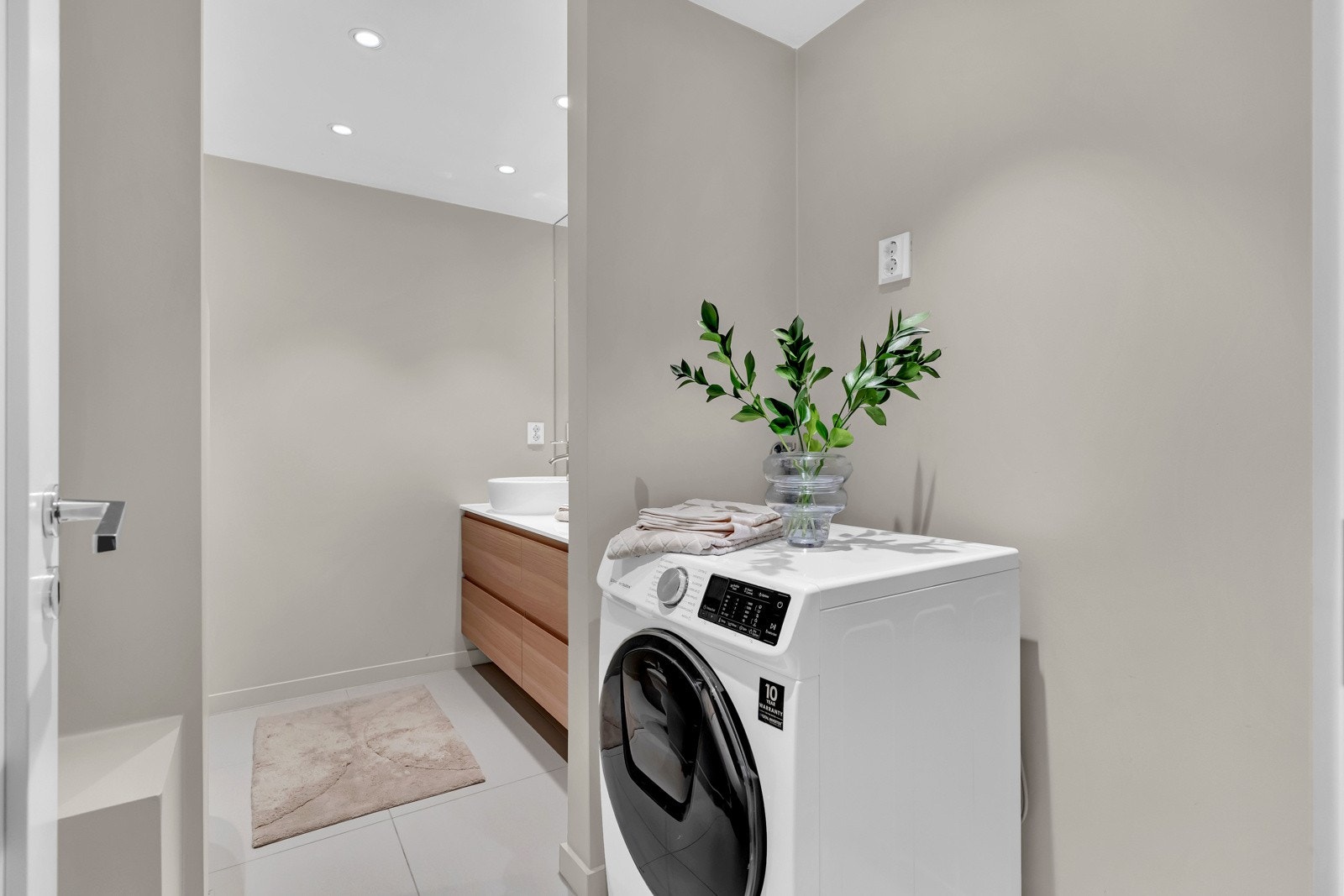 Hovedbadet har varmekabler, og opplegg for vaskemaskin og tørketrommel. Galleribilde