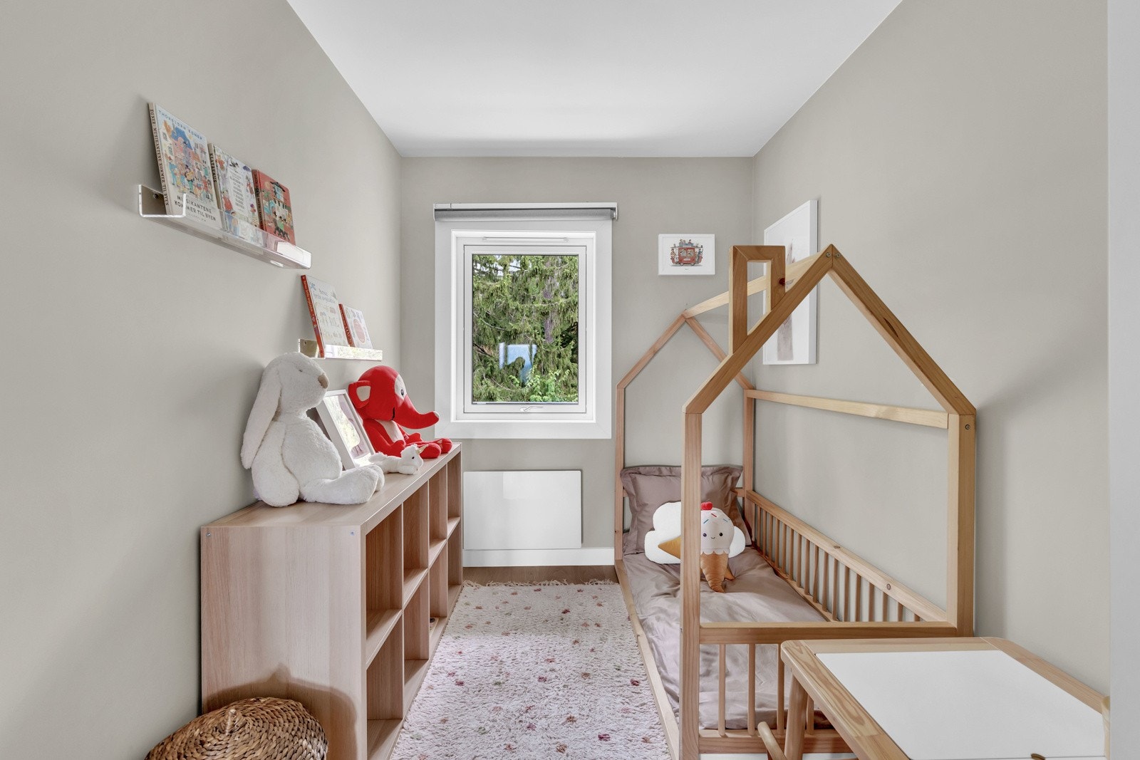 De to andre soverommene er mindre og er innredet som barnerom og gjesterom/kontor. Galleribilde