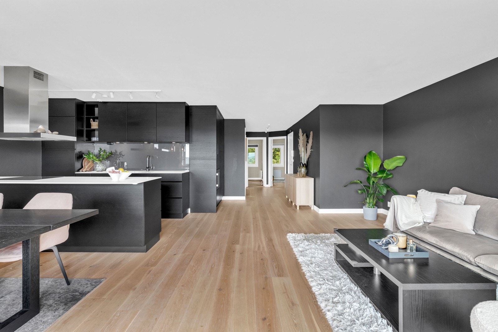 Kjøkken er flyttet og vegg mellom opprinnelig stue og soverom er fjernet. Galleribilde