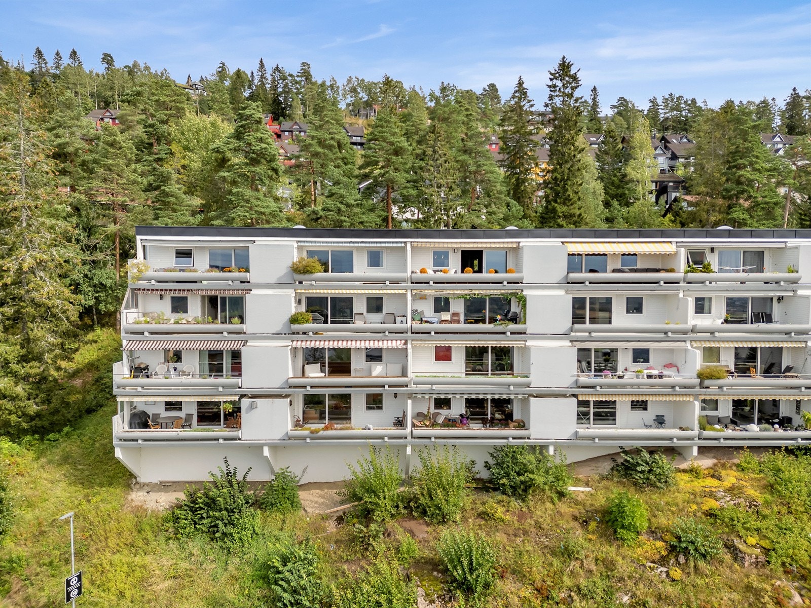Eiendommen er delvis naturtomt, og delvis opparbeidet tomt med plener, prydbusker, lekeapparater, sittegrupper og asfalterte gangveier. Galleribilde