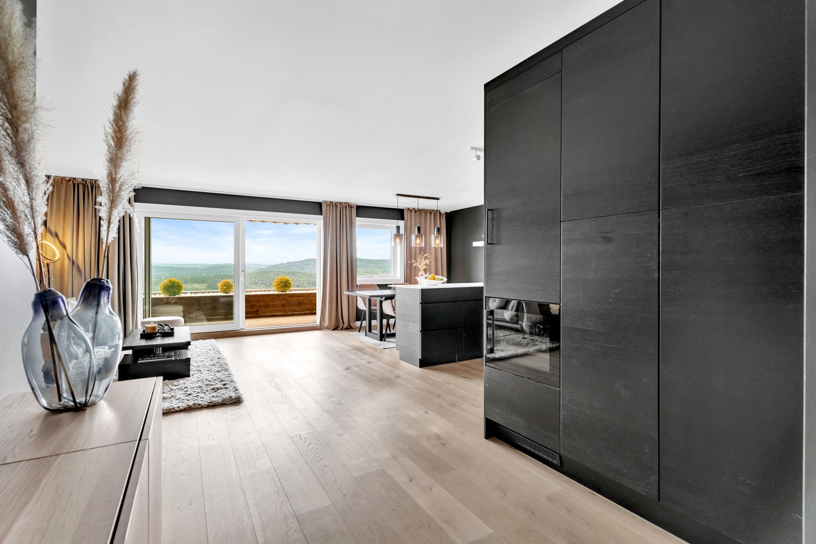 Kjøkkeninnredningen ble utvidet i 2020 med integrert fryseskap, vinskap og høyskap som idag også brukes som garderobe til klær. Galleribilde