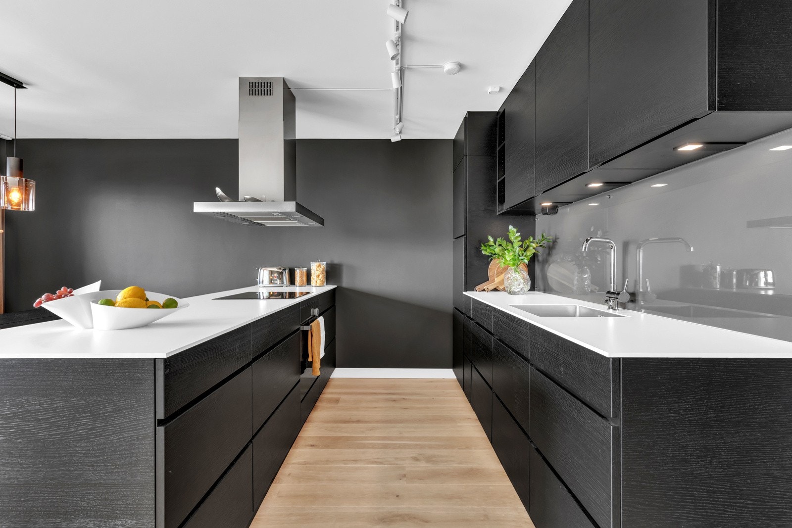 Kjøkkenet er utstyrt med komfyrvakt og LED-benkebelysning. Galleribilde