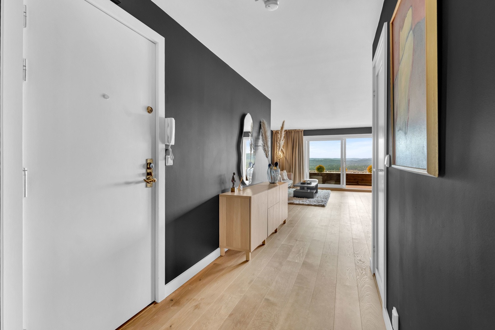 I mellomgangen er det montert dørcalling for betjening av hovedinngang. Galleribilde