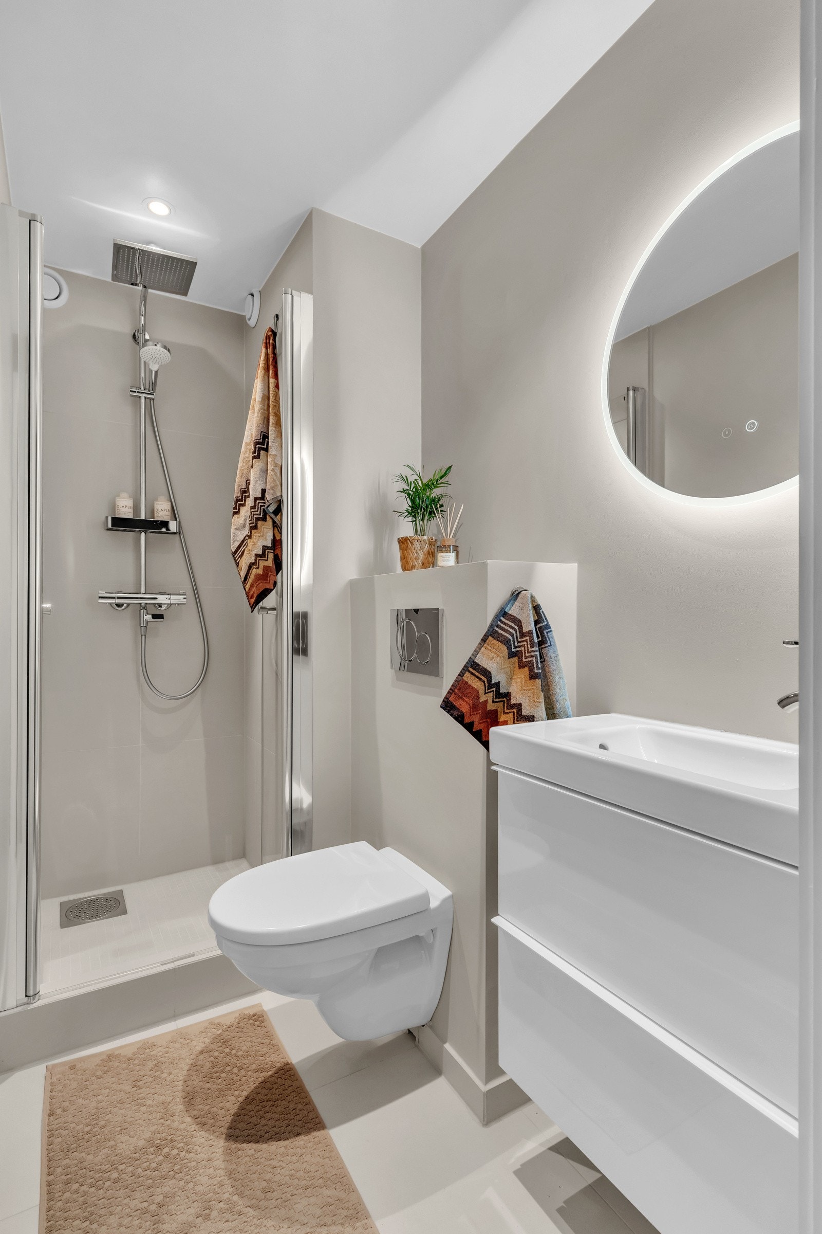 Det minste av totalt to bad er opprinnelig et toalettrom hvor det er etablert dusjnisje med opphøyet gulv og sluk i del av rommet. Dette er plassert i mellomgangen. Galleribilde