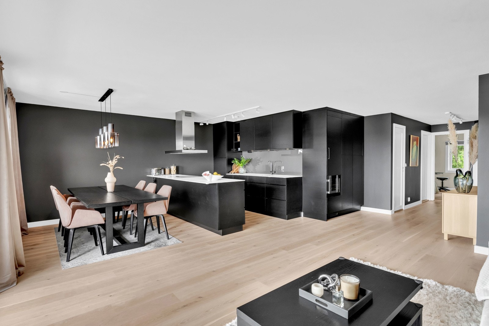 Alle rommmene har 1-stavs parkett fra 2020 (sett bort fra bad). Galleribilde