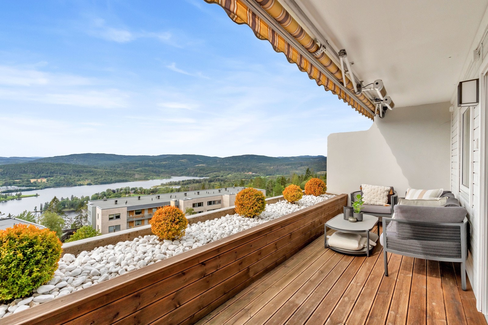 Terrassen er dels overbygd og har Møre Royal terrassebord fra 2020. Galleribilde