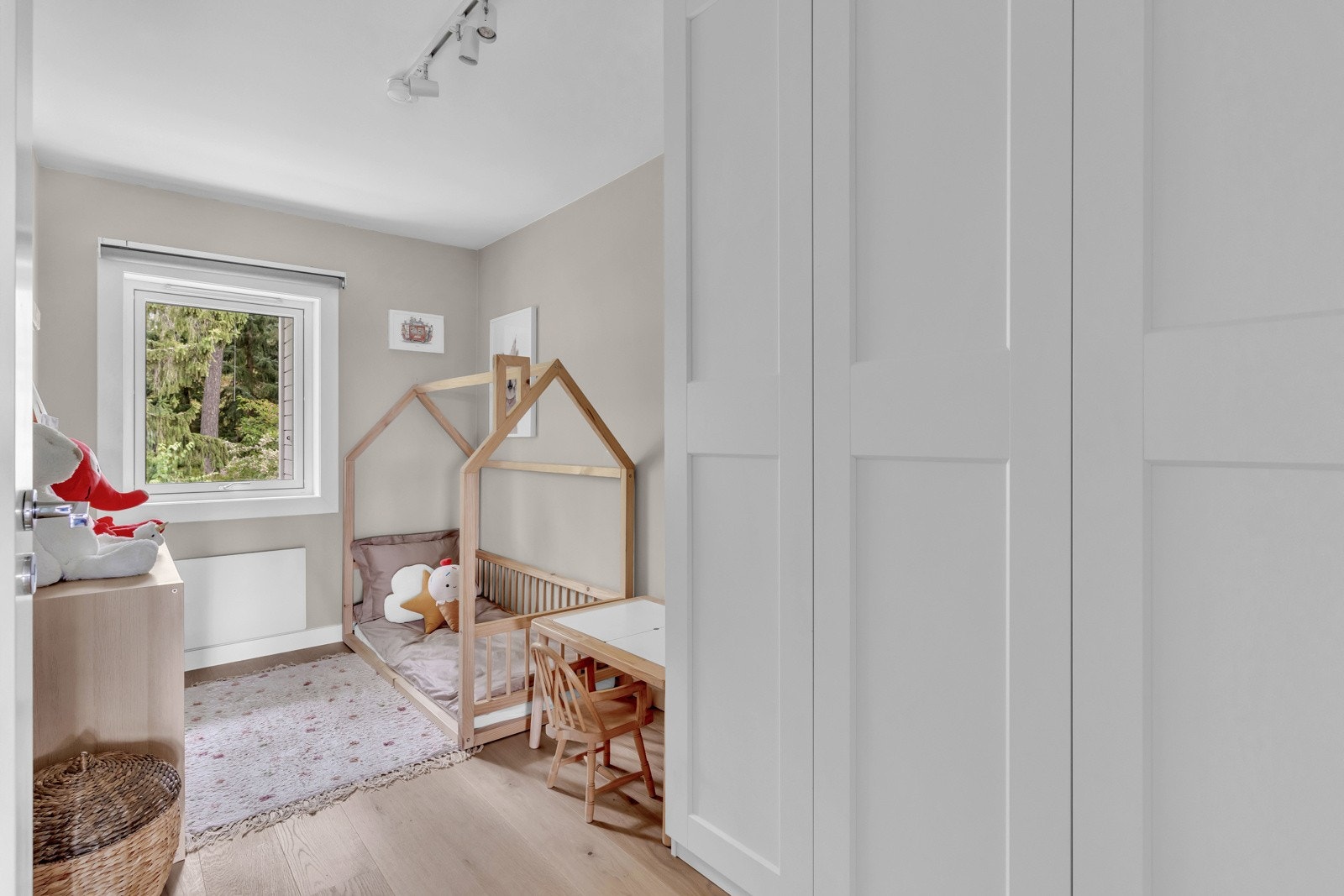 Stor garderobe sikrer gode oppbevaringsmuligheter. Galleribilde