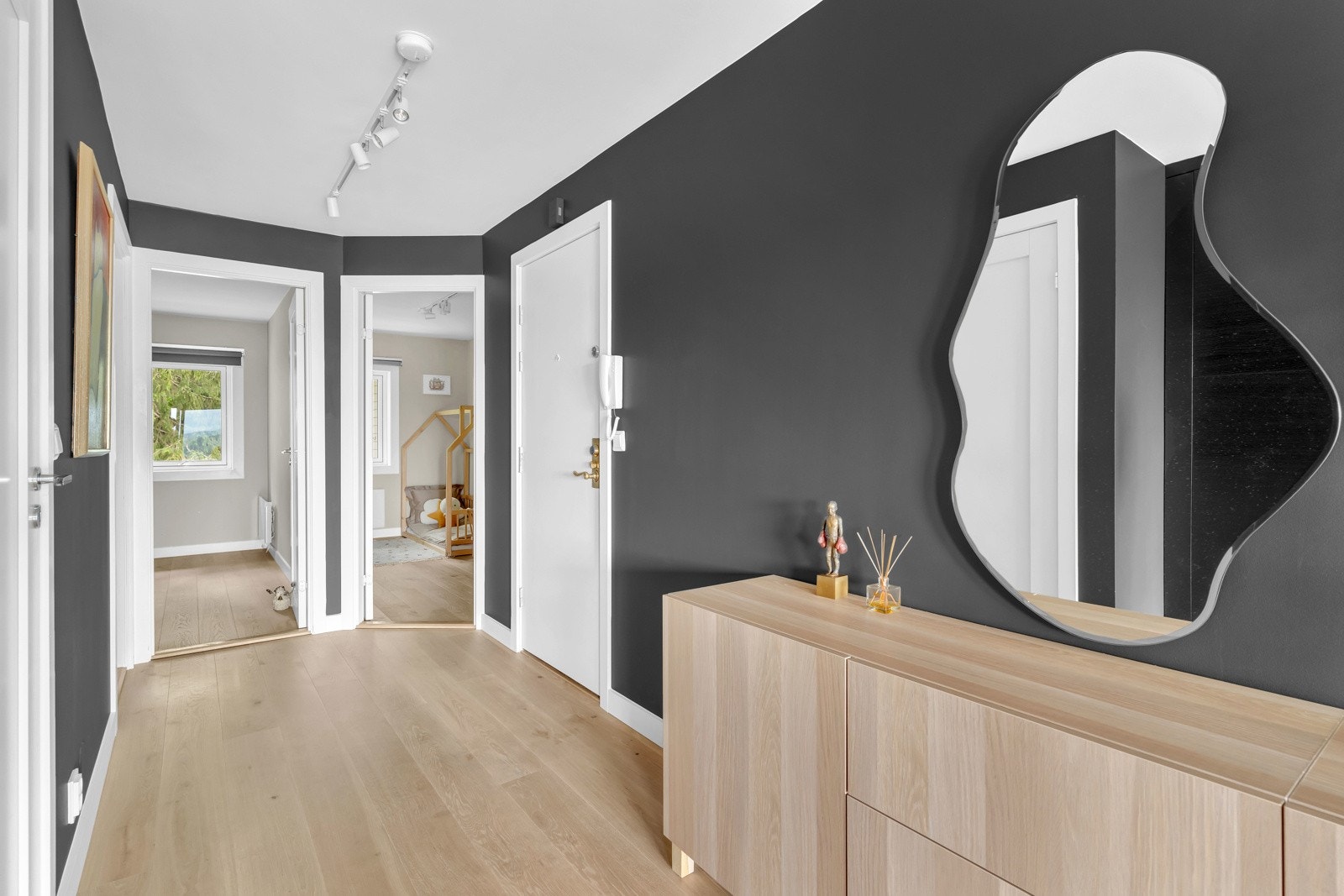 Inngang til boligens 3 soverom fra mellomgangen. Disse ligger alle i boligens nordøstlige del som gjør de mindre utsatt for sol på varme sommerdager. Galleribilde