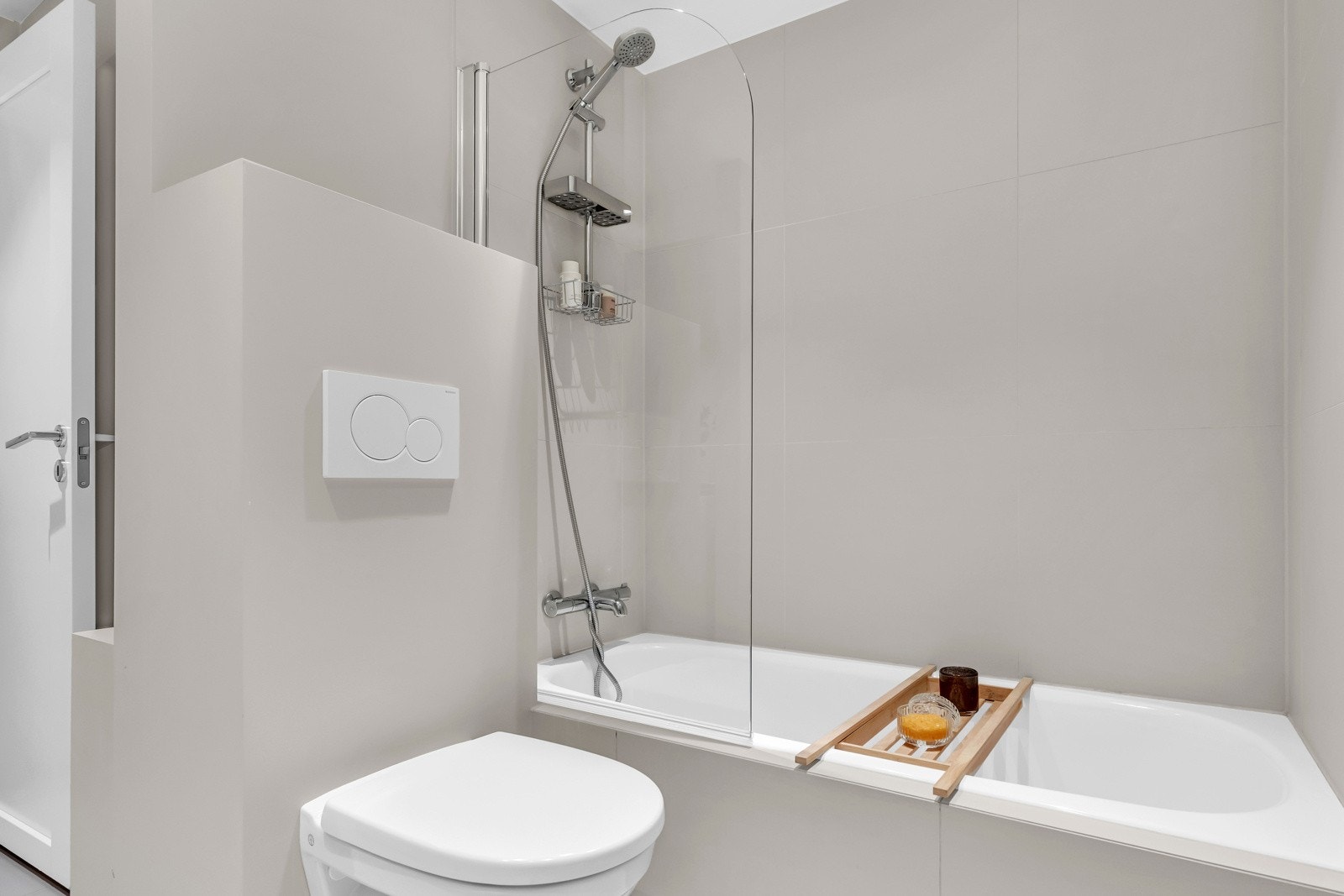 Hovedbadet har innfliset badekar og innfelte LED-downlights i taket. Galleribilde