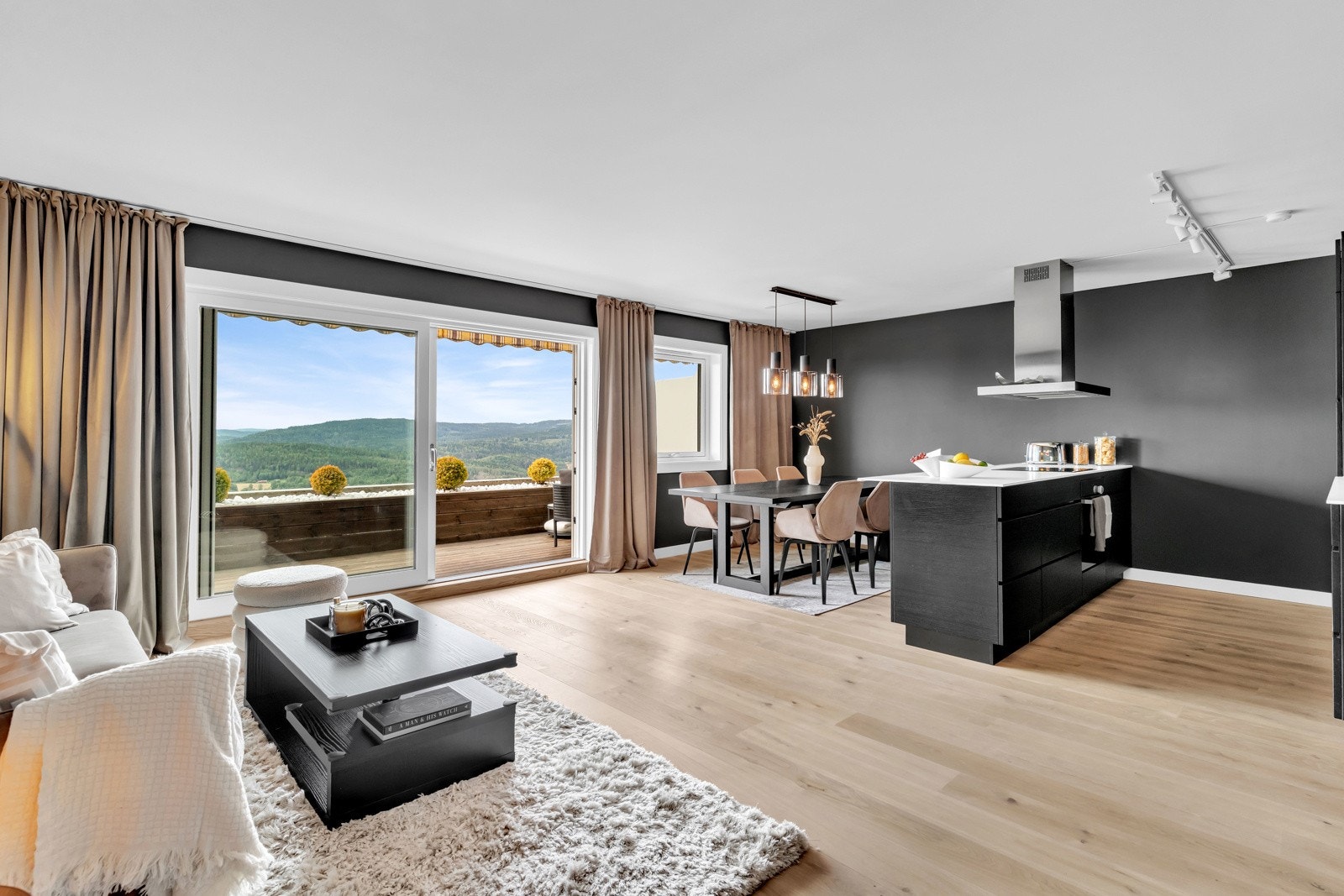 Store vinduer og terrassedør dekker store deler av kortveggen ut mot terrassen, og gir fantastiske lysforhold i rommet. Galleribilde