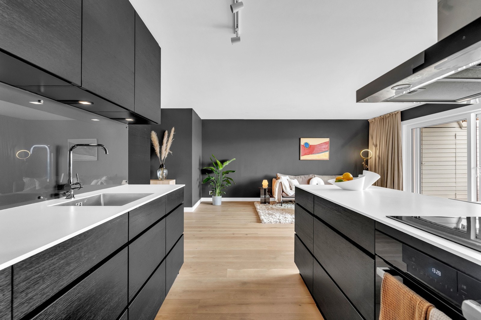 Masse benk- og skapplass. Galleribilde