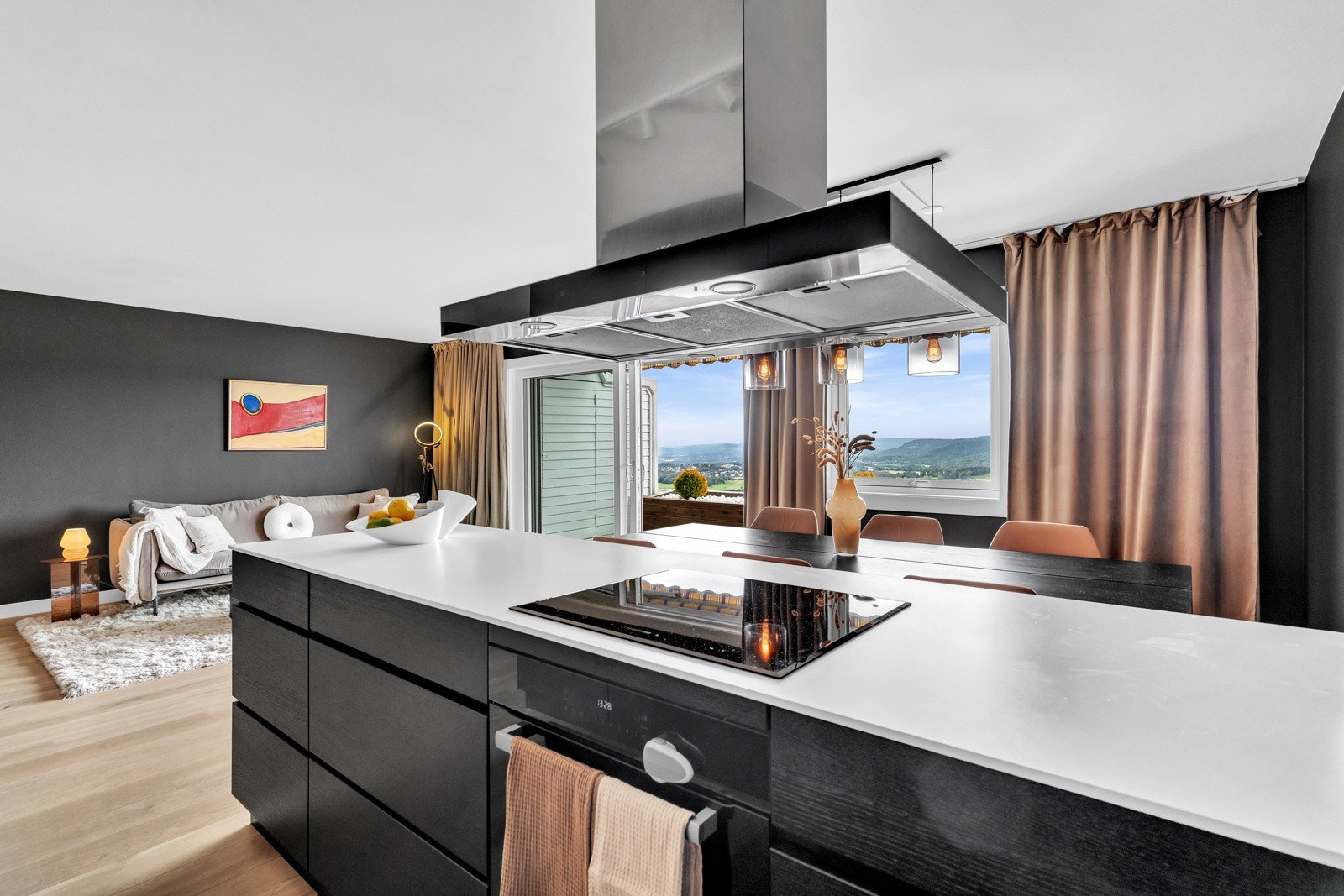 Integrerte hvitevarer består av: stekeovn, nedfelt induksjonstopp, oppvaskmaskin og kjøl/frys. Galleribilde