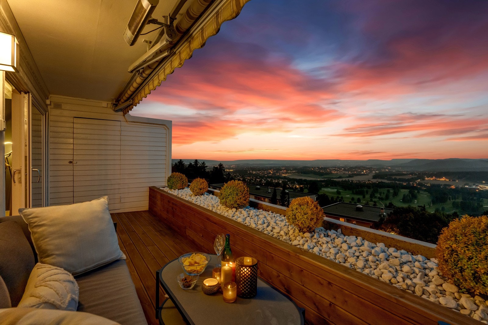 På terrassen er det utvendig bod og pent opparbeidet blomsterkasse. Galleribilde