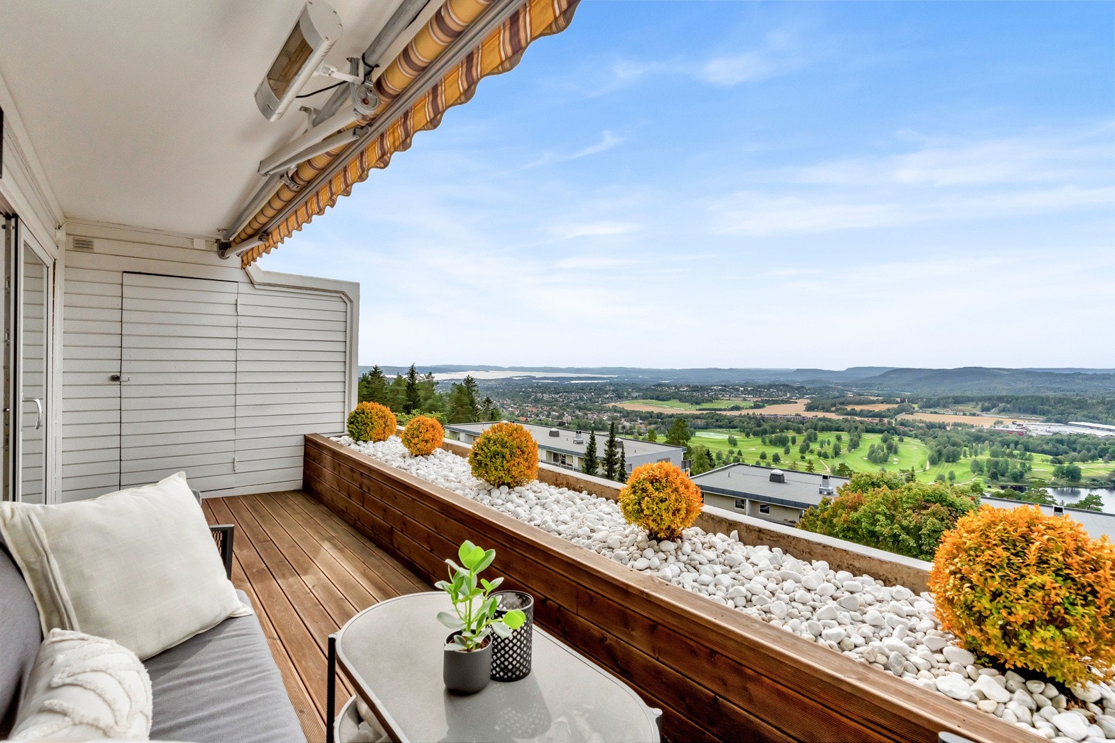 Panoramautsikt over Oslo og mot Oslofjorden. Her er det sol fra sen formiddag til solnedgang. Galleribilde