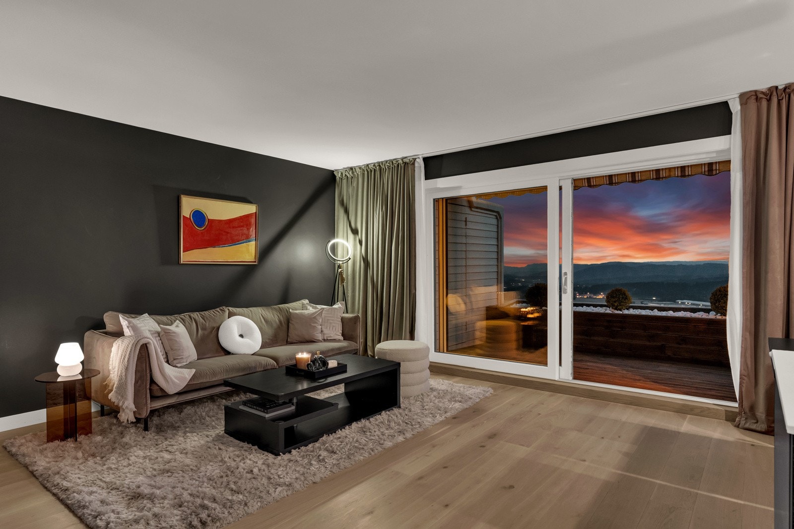 Det er nye vinduer i hele leiligheten, 3-lags isolerglass fra 2024. Skyvedør til terrassen er også ny. Galleribilde