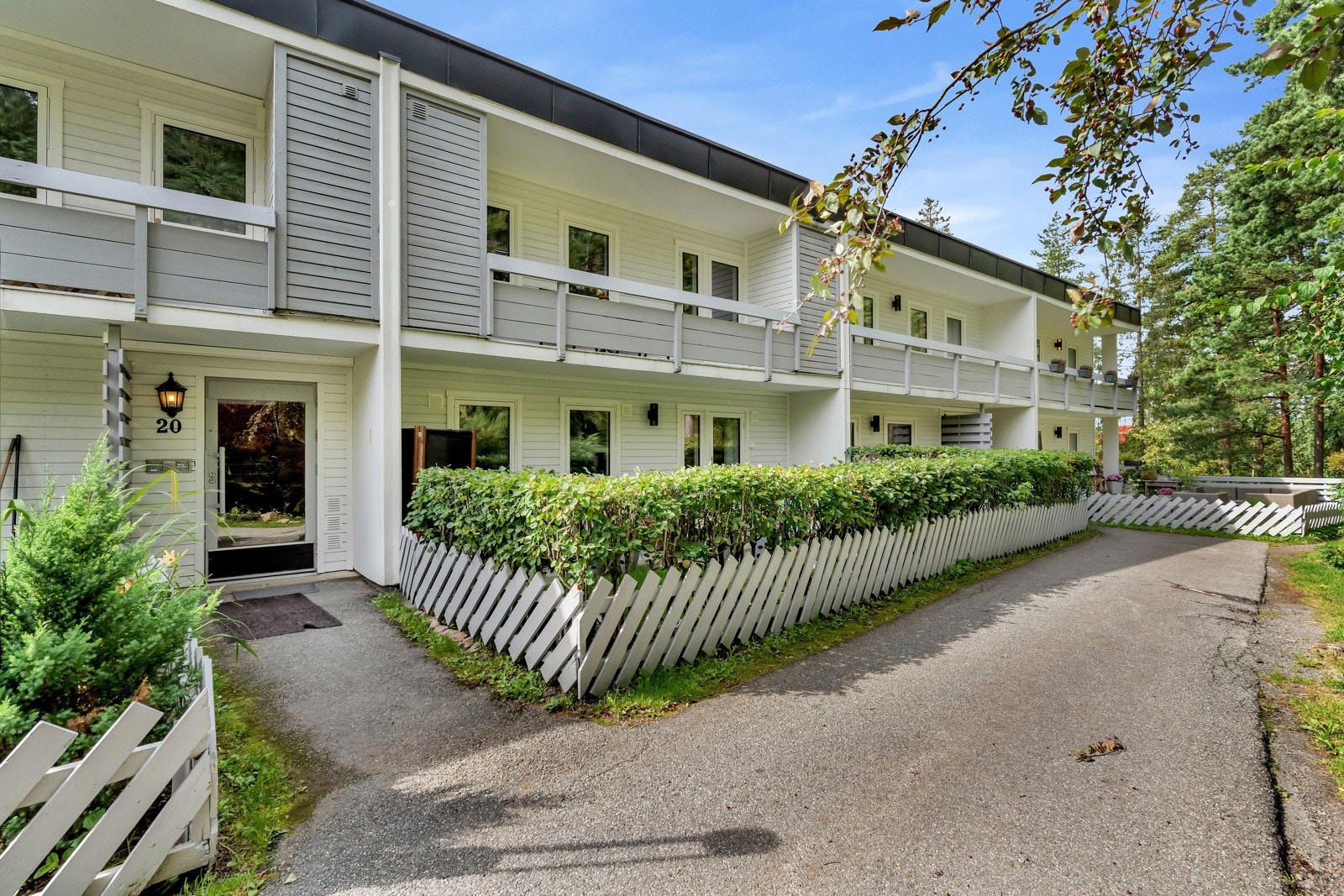 Pent opparbeidede fellesarealer, samt asfalterte internveier. Stor, åpen naturtomt rett bak blokkene. Stille, rolig og bilfritt i et indre boområde. Galleribilde