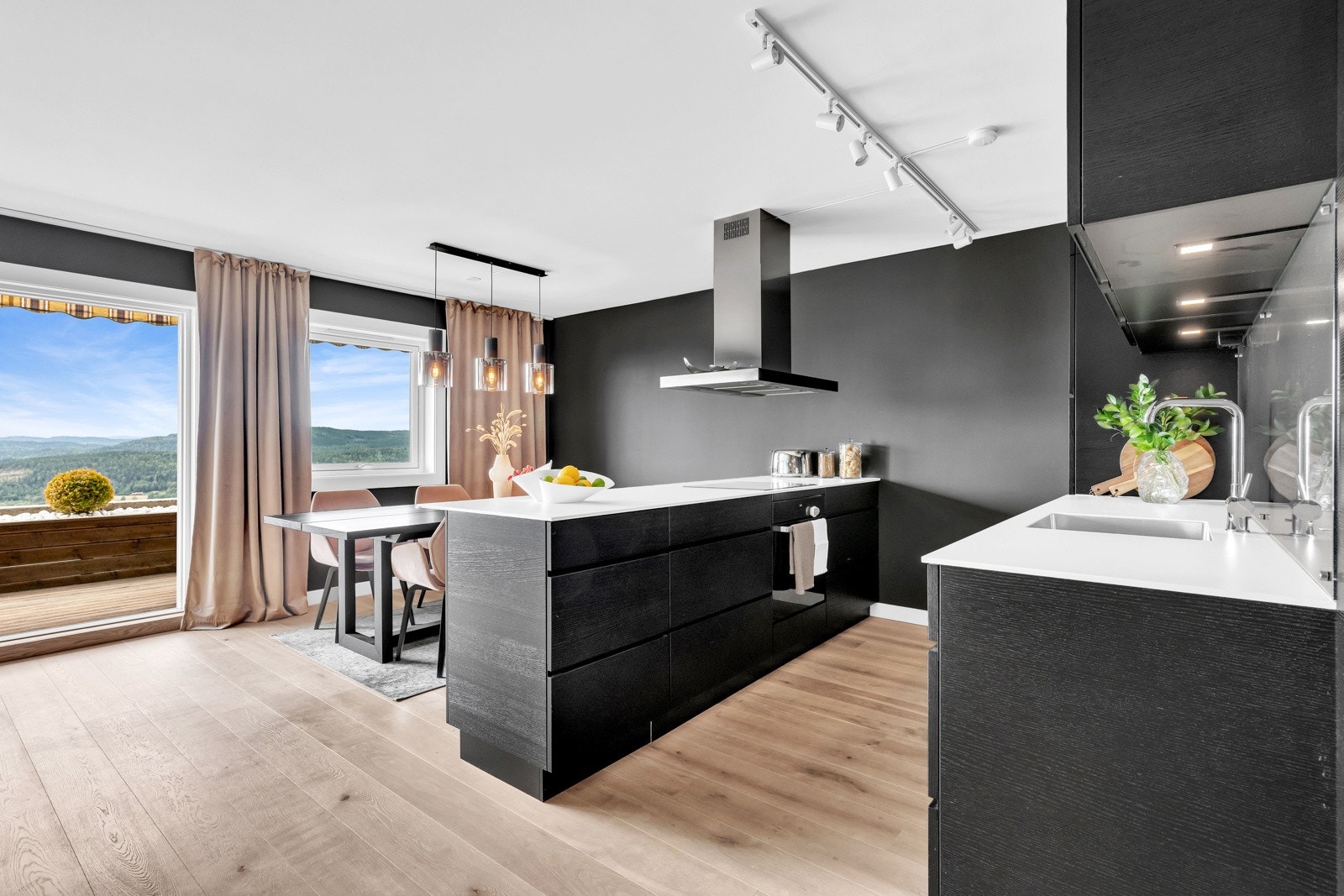 Kvik kjøkkeninnredning fra 2020 med praktisk kjøkkenøy. Galleribilde