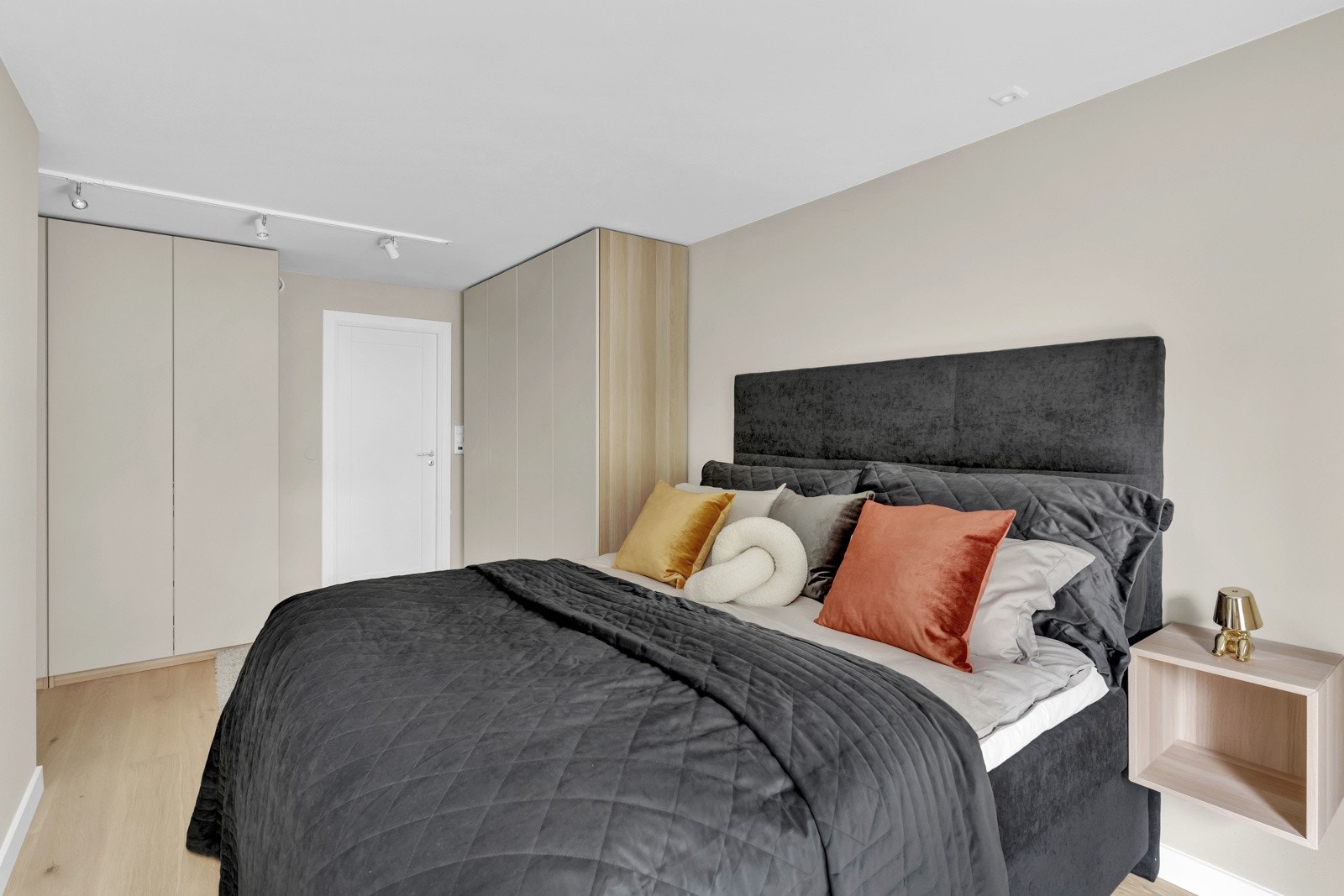 Hovedsoverommet har to garderobeskap som medfølger. Masse lagringsplass. Galleribilde