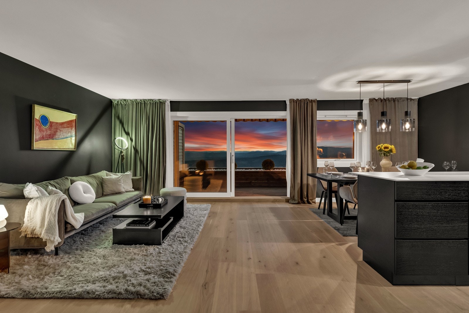 Velkommen til Grindbakken 20 og en meget pen og gjennomgående 4-roms! Galleribilde