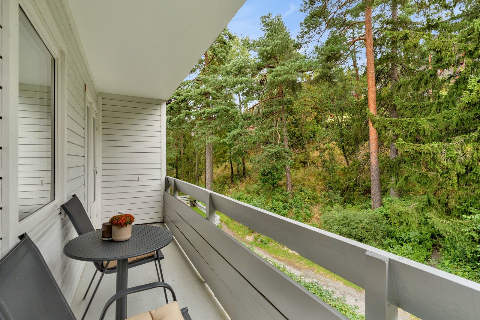 Fra hovedsoverommet er det utgang til en nordøstvendt, usjenert balkong. Det perfekte stedet å ta frokosten i morgensolen. Galleribilde