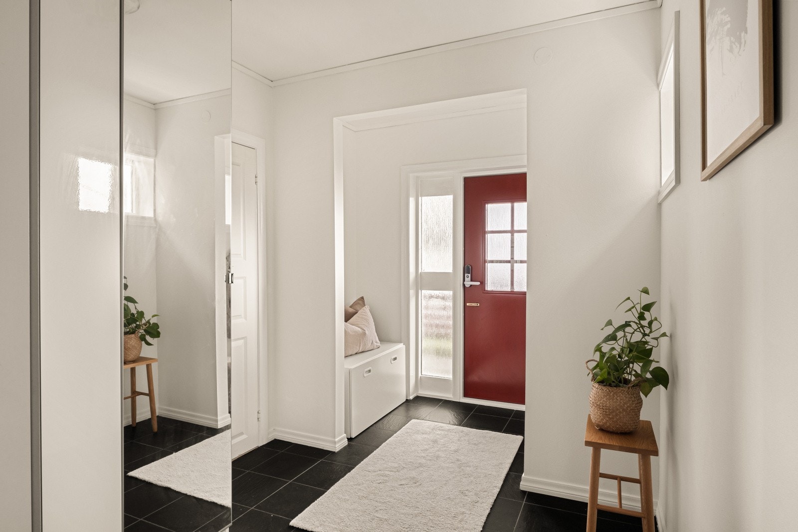 Vi møtes av et romslig og lyst inngangsparti med flislagt gulv Galleribilde